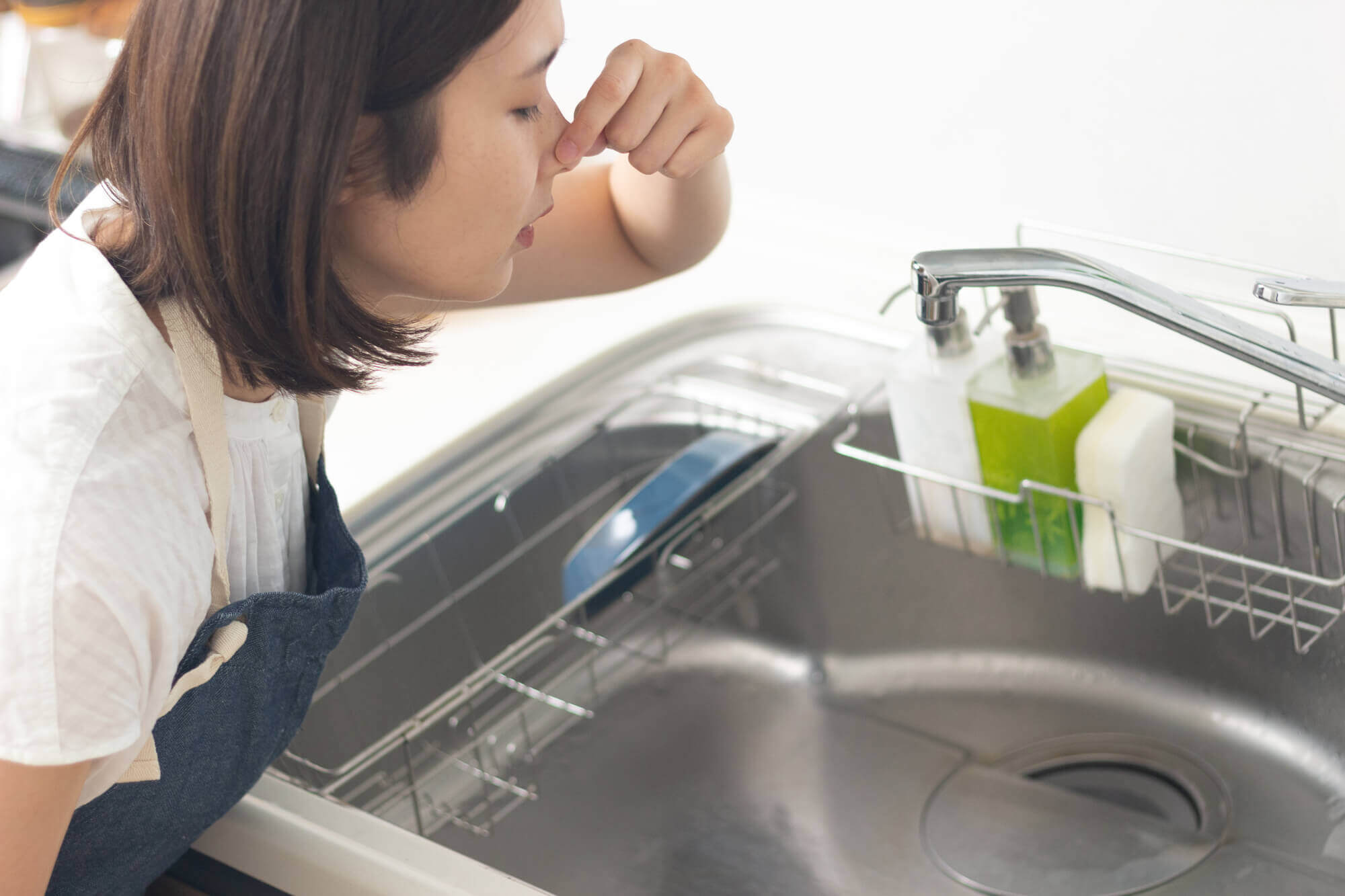 キッチンの排水口の臭いを根本から解決！原因と対処法、予防策を徹底解説